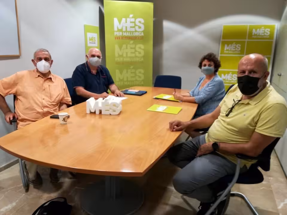 11-07-2021 El portavoz del Grupo Parlamentario de MÉS, Miquel Ensenyat, junto a la diputada Joana Aina Campomar, en un encuentro con representantes de ARCA..
MÉS per Mallorca ha reclamado al Estado que incremente el dinero de obras públicas dedicado a la salvaguardia del patrimonio.
POLITICA ESPAÑA EUROPA ISLAS BALEARES AUTONOMÍAS
MÉS PER MALLORCA