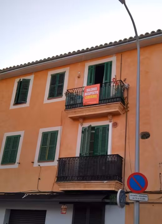 11-07-2021 Un cartel pidiendo "silencio, respecto y civismo" en una vivienda en el barrio de Santa Catalina de Palma.
POLITICA ESPAÑA EUROPA ISLAS BALEARES AUTONOMÍAS
ASOCIACIÓN BARRIO CÍVICO DE SANTA CATALINA