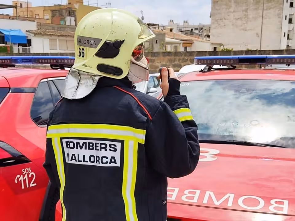 01-07-2021 Un bombero de Bomberos de Mallorca, de espaldas..
Los Bomberos de Mallorca están actuando en un incendio de balas de paja en una finca hípica de Andratx, declarado esta madrugada, según han informado fuentes del cuerpo.
SOCIEDAD ESPAÑA EUROPA ISLAS BALEARES AUTONOMÍAS
CONSELL DE MALLORCA