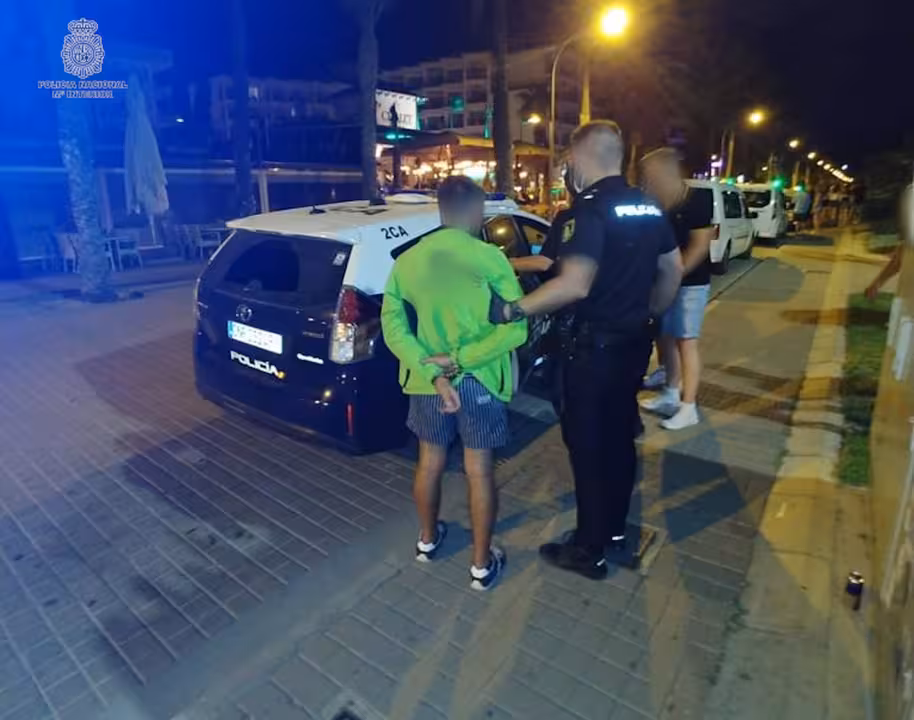 16-07-2021 Un agente de la Policía Nacional detiene a un varó en Playa de Palma en el marco de la 'Operación verano'..
La Policía Nacional han detenido a 11 varones, uno de ellos como presunto autor de un robo con fuerza y los otros 10 como presuntos autores de delitos de hurto en la zona de Playa de Palma, entre los días 7 y 16 de este mes de julio, todos ellos enmarcados dentro del
SOCIEDAD ESPAÑA EUROPA ISLAS BALEARES AUTONOMÍAS
POLICÍA NACIONAL