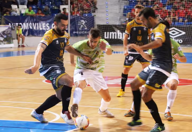 Davis Pazos ante Jaén