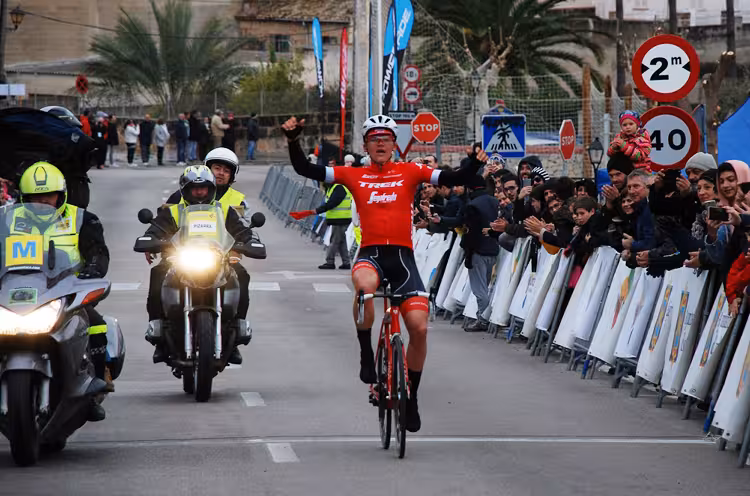 Skujins gana en la Challenge