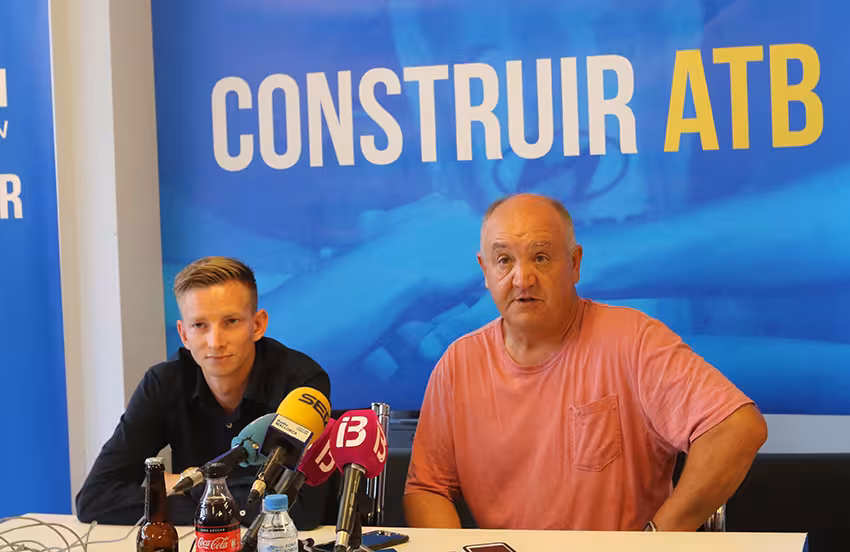 Manix y Messow atienden a los medios