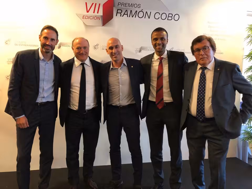 Vicente Moreno recibe el premio Ramon Cobo