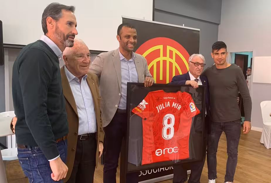 Julia Mir recibe un homenaje del club