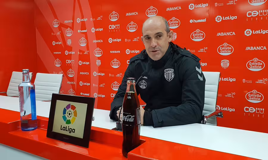 Alberto Monteagudo en sala de prensa