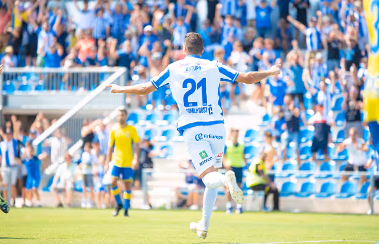 Arturo da los tres puntos
