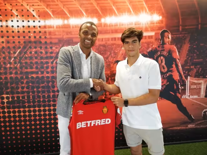 Raúl Prada renueva con el RCD Mallorca