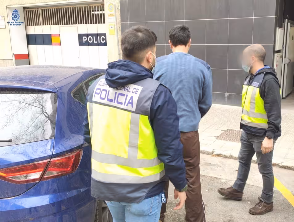 01/03/2021 Uno de los detenidos junto con los agentes de la Policía Nacional.
SOCIEDAD ESPAÑA EUROPA ISLAS BALEARES AUTONOMÍAS
POLICÍA NACIONAL