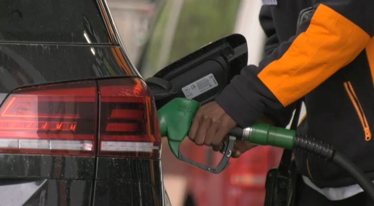 Archivo - Repostaje de gasolina.