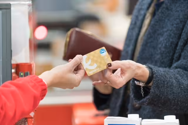 Abadiño 12-02-2018 Una consumidora entrega a la cajera la nueva tarjeta EROSKI Club Oro en el hipermercado EROSKI ©MITXI