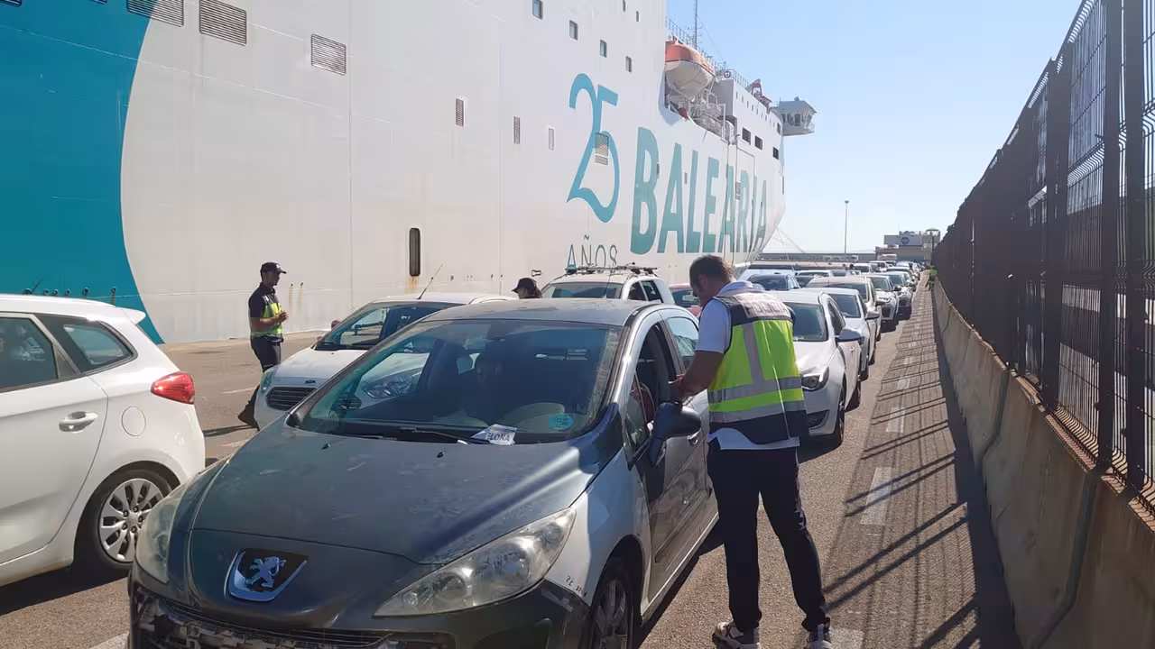 29/03/2024 Refuerzo policial en el puerto durante la Semana Santa..
La Policía Nacional ha reforzado la seguridad en Baleares con el envío de agentes policiales desde varias plantillas dentro de la 'Operación Semana Santa'.
SOCIEDAD ESPAÑA EUROPA ISLAS BALEARES AUTONOMÍAS
POLICÍA NACIONAL