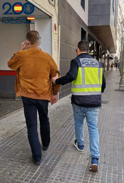29/03/2024 El detenido por la posesión de 2,2 millones de archivos pedófilos, entrando en dependencias de la Policía Nacional en Palma, escoltado por un agente del Grupo de Delitos Tecnológicos y Delincuencia Económica..
La Policía Nacional ha detenido en Palma a un hombre de 65 años que había descargado cerca de 2,2 millones de fotografías y vídeos pedófilos, que también compartía con otros usuarios.
SOCIEDAD ESPAÑA EUROPA ISLAS BALEARES AUTONOMÍAS
POLICÍA NACIONAL