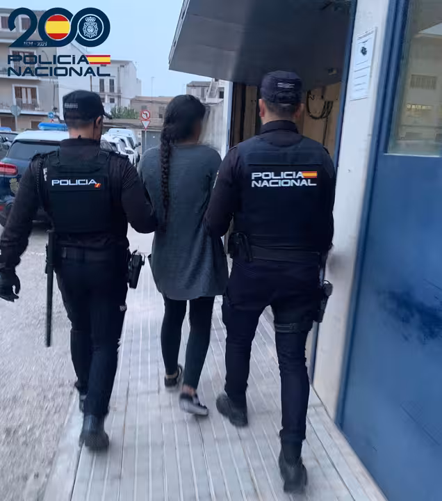 13/04/2024 Sucesos.- Detenida una mujer por robar en un establecimiento y agredir a una trabajadora en Manacor.
Agentes de la Policía Nacional detuvieron el pasado 8 de abril a una mujer, de origen español, como presunta autora de un delito de robo con violencia, por el robo en un establecimiento y agresión a una trabajadora, en Manacor (Mallorca).
SOCIEDAD
POLICÍA NACIONAL