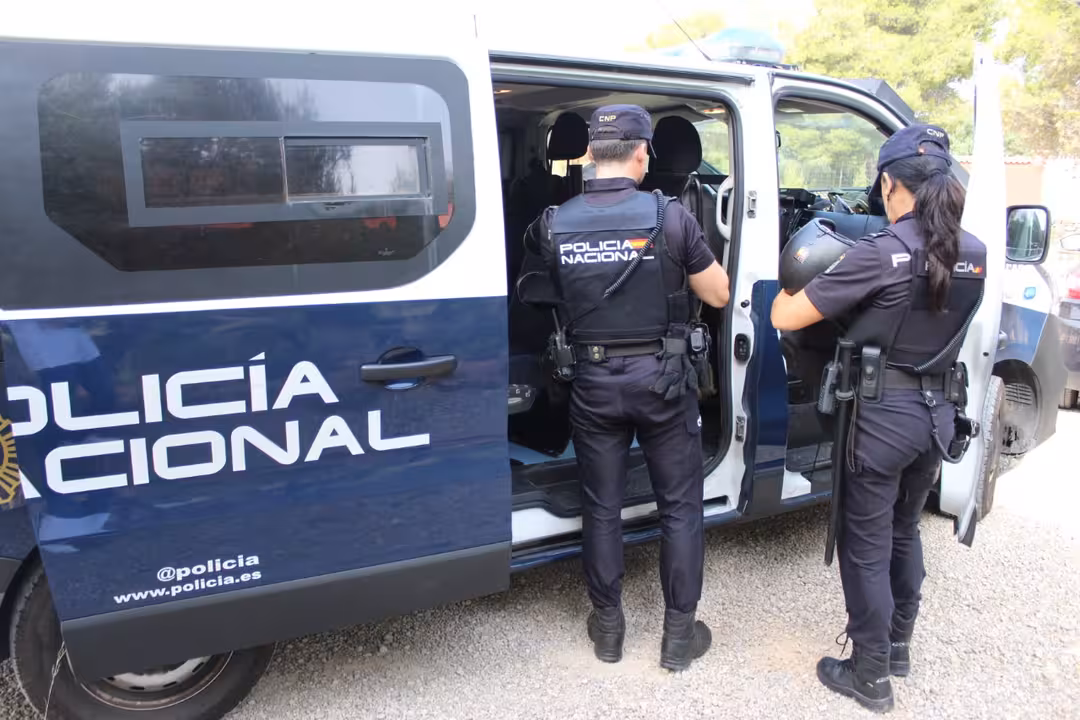 La Policía Nacional detuvo al acusado por un delito de violencia doméstica