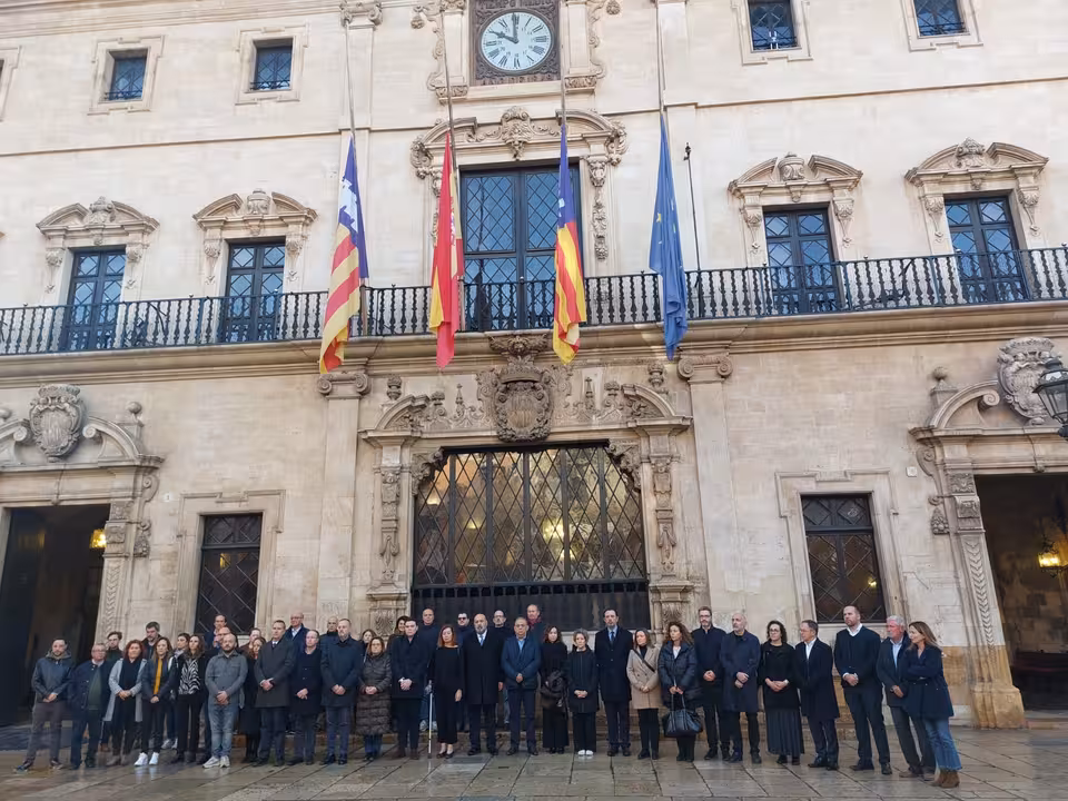 EuropaPress_6432950_cort_recuerda_expresidente_govern_francesc_antich_minuto_silencio