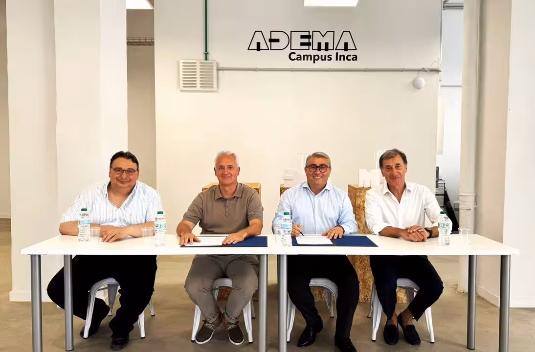 FIRMA CONVENIO 3 diego gonzález junto a Virgilio Moreno, Alberto Gómez y Andreu Caballero
