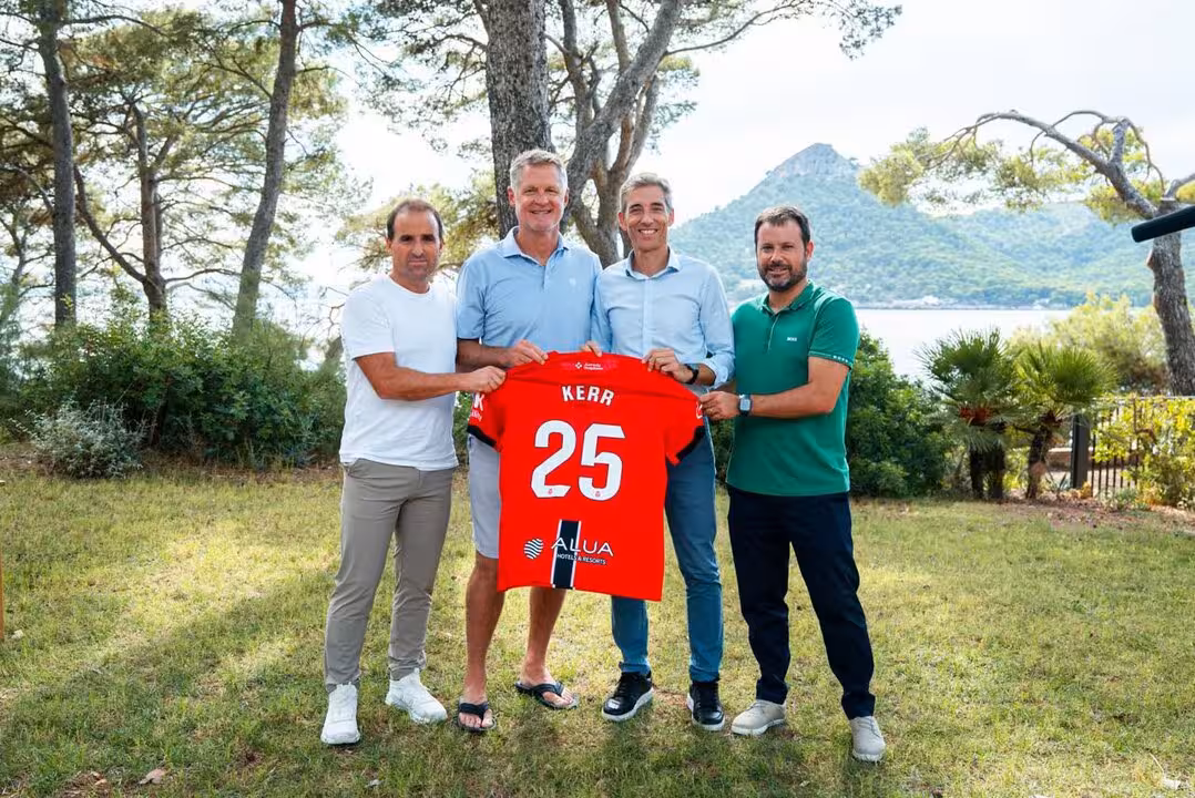 Arrasate y Kerr con la camiseta del Mallorca
