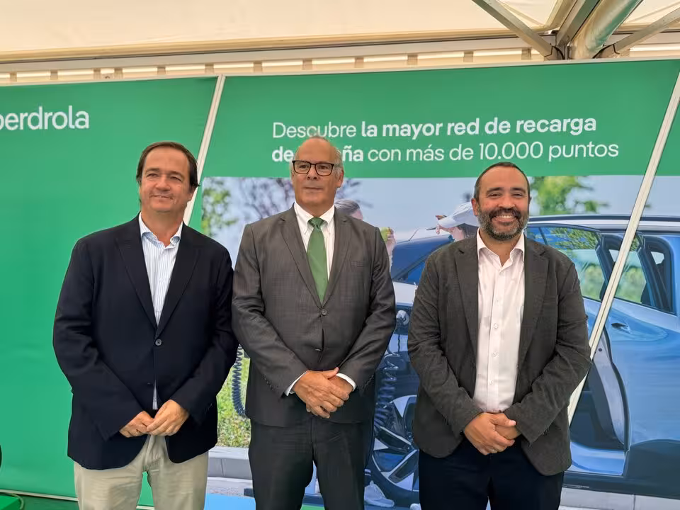 el CEO de Iberdrola España (centro) en la feria de vehículo eléctrico de Colón