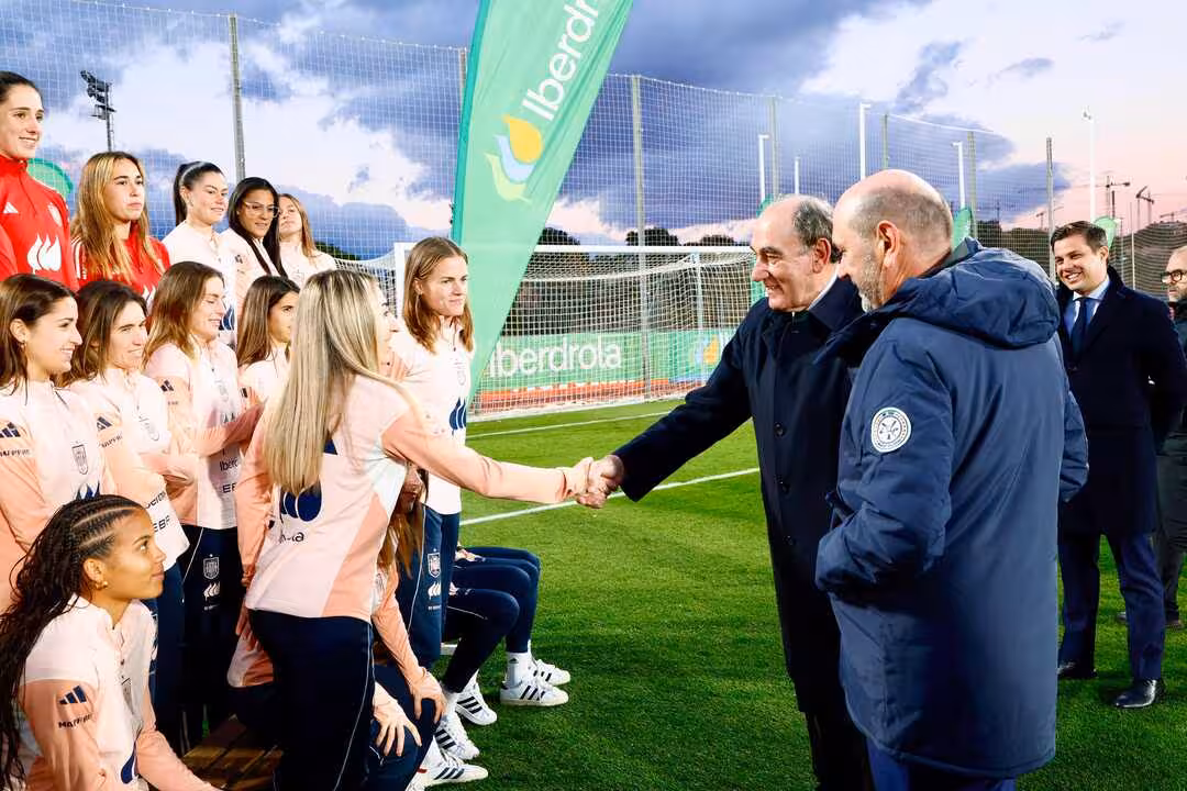 2025-11-25. El presidente de Iberdrola, Ignacio Galán, saluda a las jugadoras en la Ciudad del Fútbol de Las Rozas