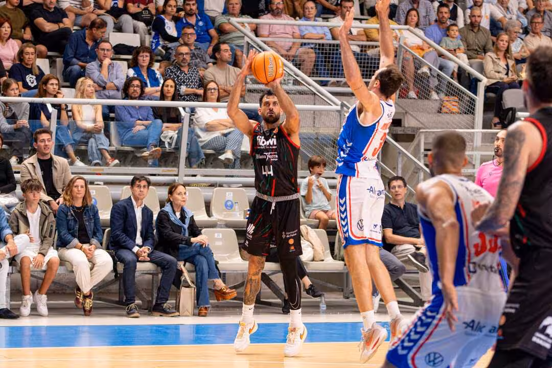 Brian Vázquez pasa a un compañero