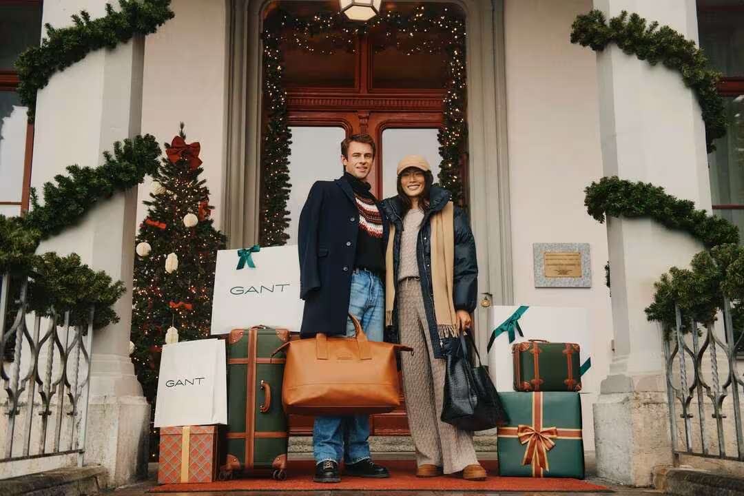 Medium _ For Presentations-FW25_PS26_HOLIDAY_HERO_NOV_C1_A