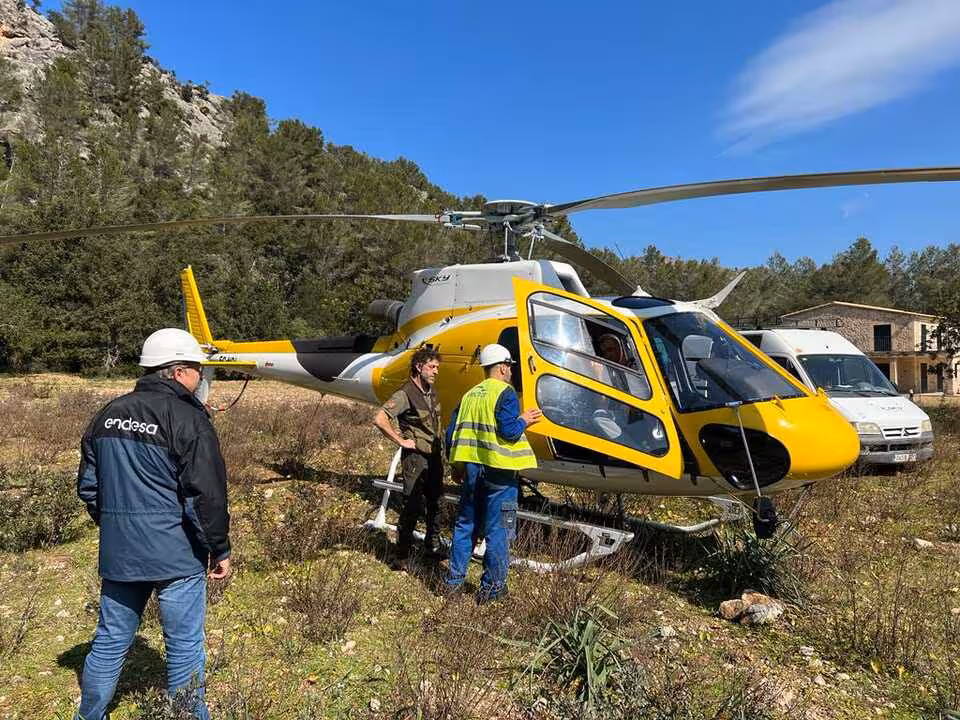 T&egrave;cnics d&rsquo;Endesa pujant a l&rsquo;helic&ograve;pter