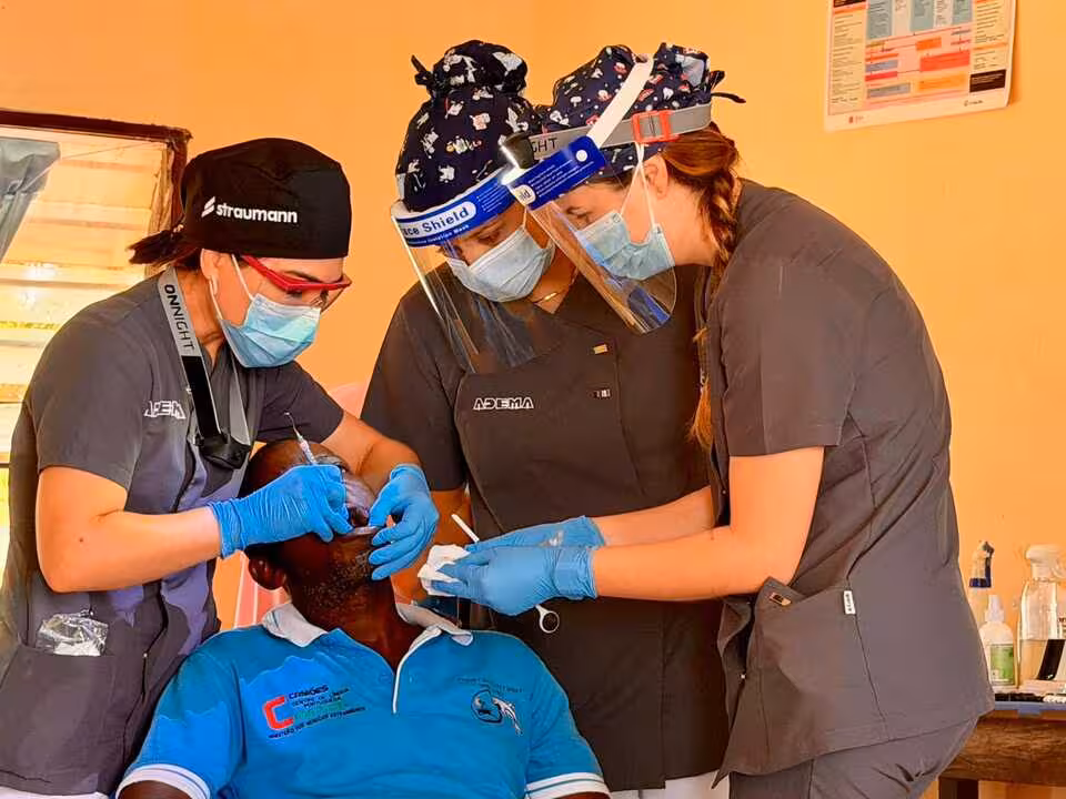 FOTO DURANTE UNA INTERVENION EN KENIA