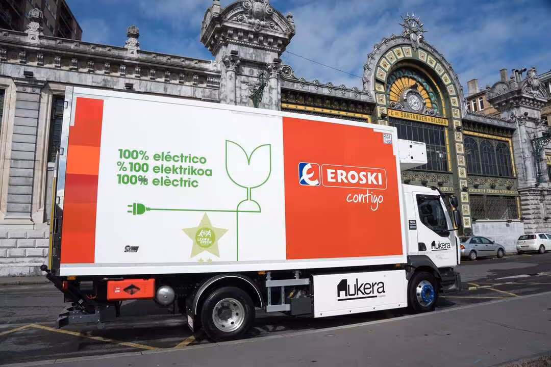 Bilbao 12-03-2024 EROSKI presenta su cami&oacute;n el&eacute;ctrico en Bilbao. El acto de presentaci&oacute;n ha tenido lugar en la plaza del teatro Arriaga y ha contado con la presencia de la teniente de alcalde y concejala de Movilidad y Sostenibilidad, Nora Abete; el director del Ente Vasco de Energ&iacute;a, I&ntilde;igo Ansola; el director de Salud y Sostenibilidad de EROSKI, Alejandro Mart&iacute;nez Berriochoa, el director de Transporte de EROSKI, Juantxu Aranbarri y la responsable de transporte y distribuci&oacute;n de EROSKI, Cristina Lorenzo. /// EROSKI-k bere kamioi elektrikoa aurkeztu du Bilbon. Aurkezpen ekintza Arriagako antzokiko plazan izan da, eta bertan egon dira Mugikortasun eta Iraunkortasun arloko zinegotzi eta alkateorde Nora Abete, Energiaren Euskal Erakundeko zuzendari I&ntilde;igo Ansola, EROSKIren Osasun eta Iraunkortasun arloko zuzendari Alejandro Martinez Berriochoa, EROSKIren Garraio zuzendari Juantxu Aranbarri eta EROSKIren garraio eta banaketa arloko arduradun Cristina Lorenzo. EROSKI &copy; MITXI