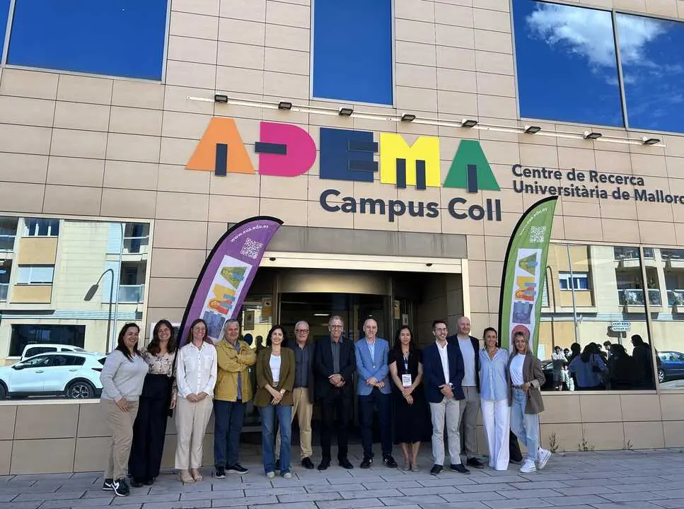 foto familia de inauguraci&oacute;n dental week en la puerta del campus adema coll