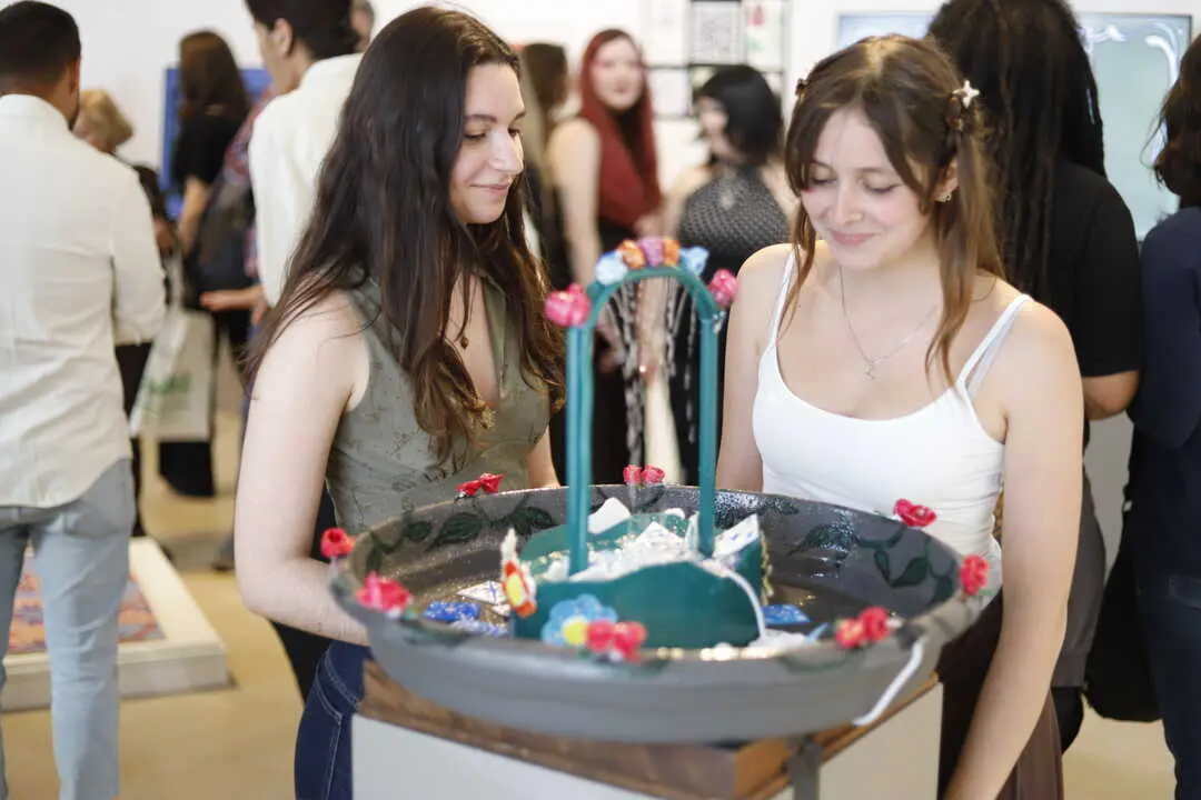 2 ALUMNAS CON SU OBRA