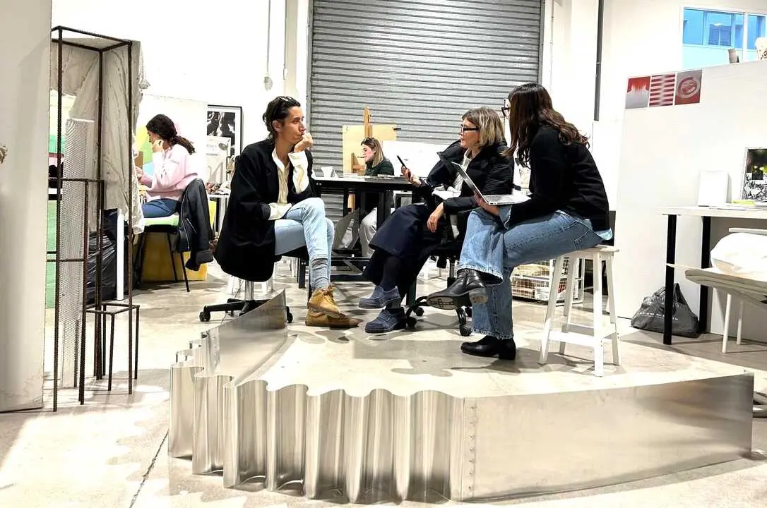 foto 3 CLAUDIA TITTEL AMPARO SARD Y UNA ALUMNA CON SU OBRA (1)