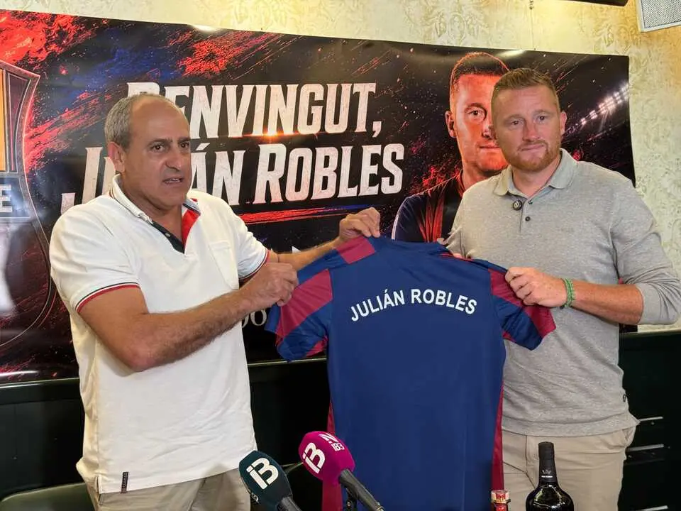 Juli&aacute;n Robles