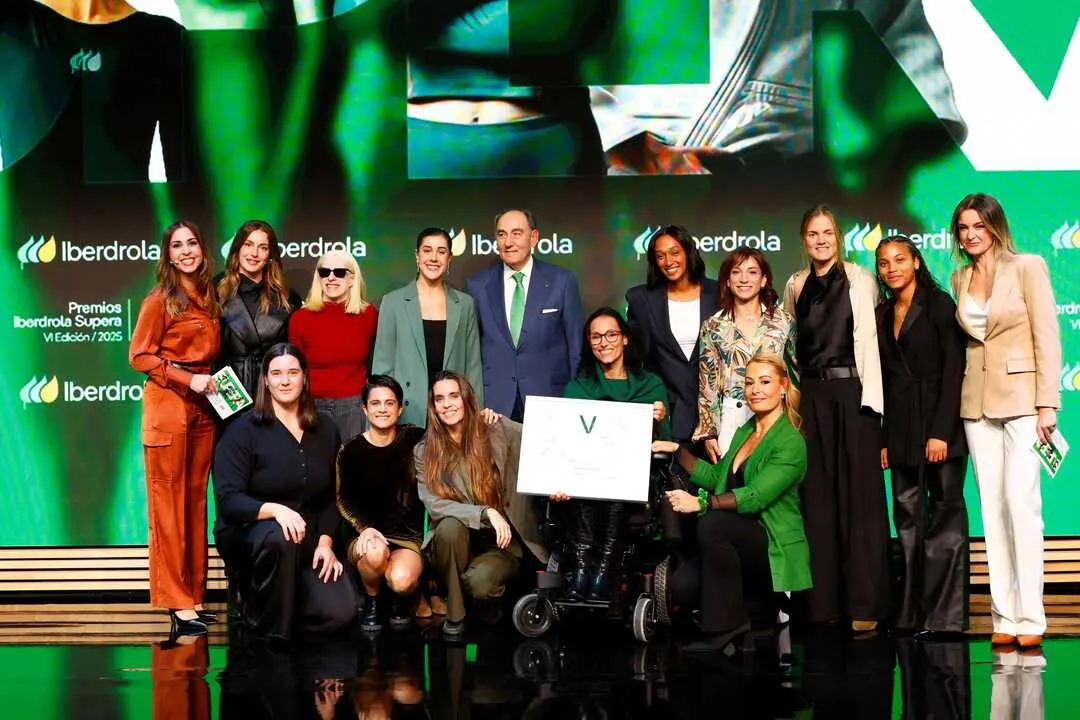 (Archivo VI Premios Supera). Ignacio Gal&aacute;n junto a las embajadoras de Iberdrola