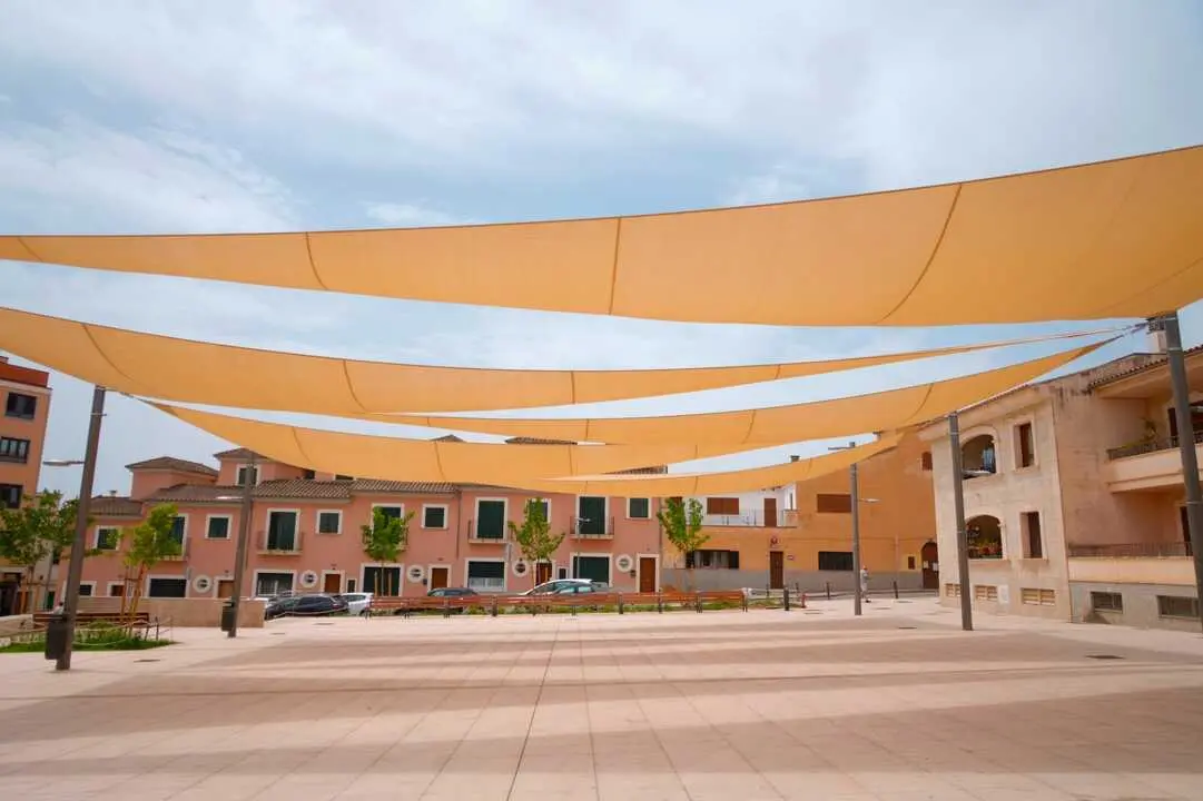 Sistema de sombreado - Plaza Bisbe Planas, barrio de Sant Jordi