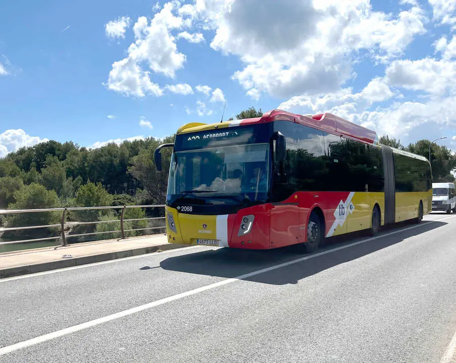 Un autob&uacute;s de la l&iacute;nea del Aerotib A32 Can Picafort - Aeropuerto de la red TIB.
