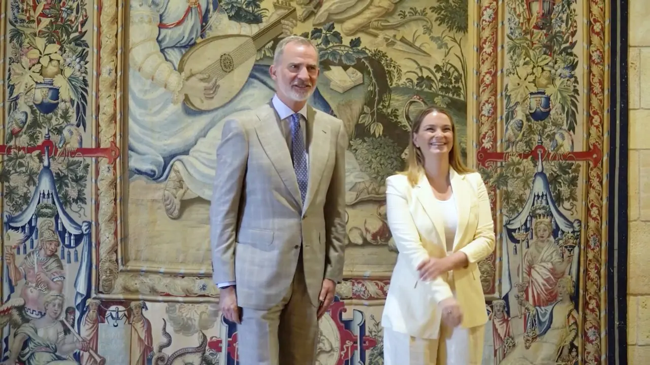 Archivo - El Rey Felipe VI y la presidenta del Gobierno de las Islas Baleares, Marga Prohens en el Palacio de la Almudaina.