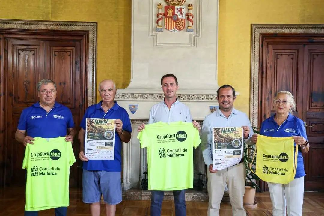 El presidente del Consell de Mallorca, Lloren&ccedil; Galm&eacute;s, y el presidente del Grup G&uuml;ell, Francisco Bauz&aacute;, presentan la camiseta oficial de la 52&ordf; edici&oacute;n de la Marxa des G&uuml;ell a Lluc a Peu.