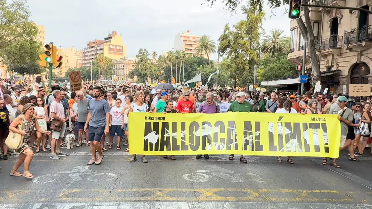 Miles de personas reclamando un cambio de modelo econ&oacute;mico y tur&iacute;stico en Baleares