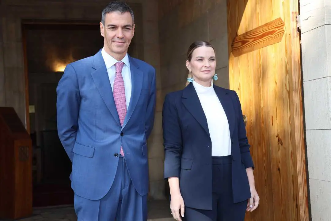 El presidente del Gobierno, Pedro S&aacute;nchez y la presidenta del Gobierno de las Islas Baleares, Margalida Prohens, en el Consolat de Mar.