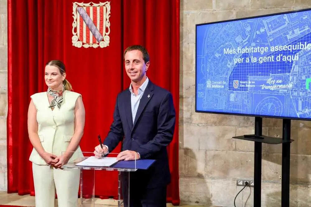 El presidente del Consell de Mallorca, Lloren&ccedil; Galm&eacute;s, y la presidenta del Govern de les Illes Balears, Marga Prohens.