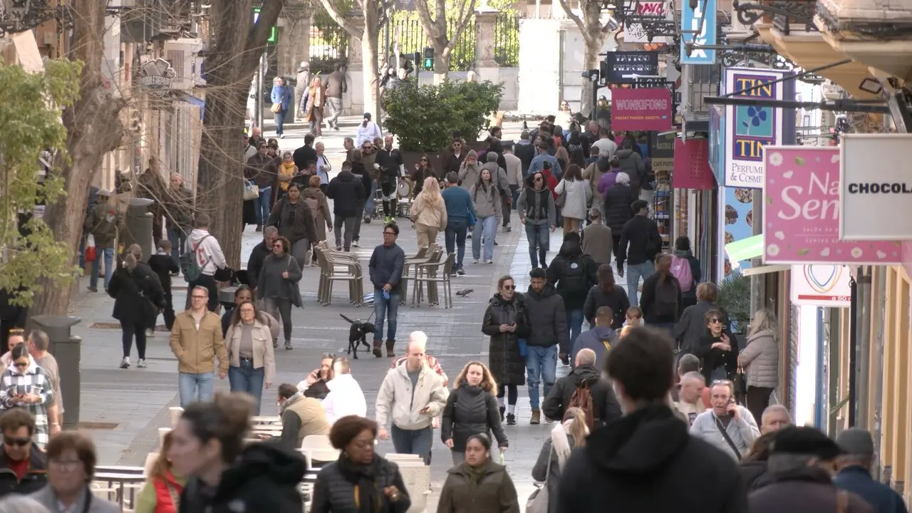 Archivo - Personas transitando por un calle de Palma.