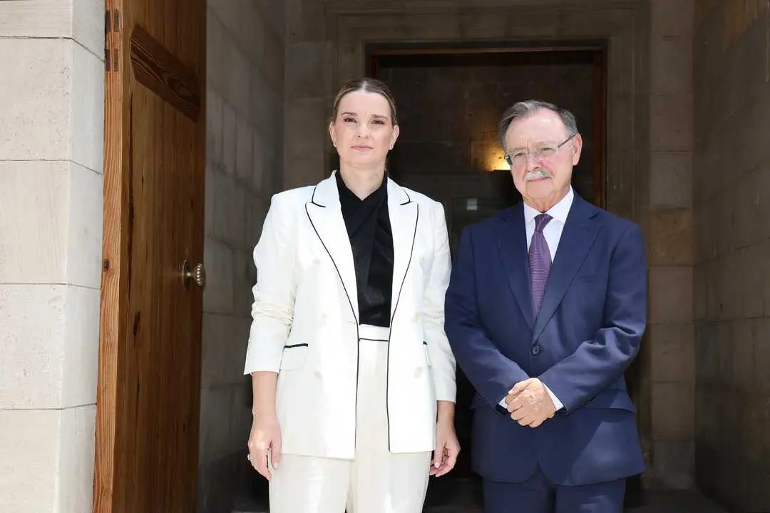 Margalida Prohens y el presidente de la Ciudad Aut&oacute;noma de Ceuta, Juan Jes&uacute;s Vivas, en el Consulado de Mar