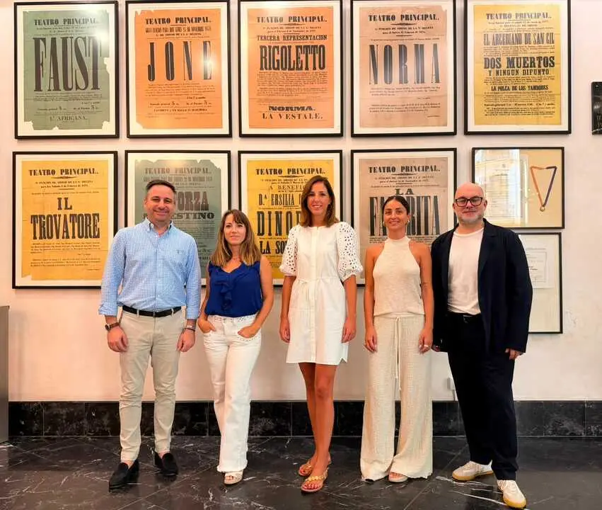 De izquierda a derecha: el director insular de Cultura, Andr&eacute;s Ferrer; la comisaria, Aina Ferrero Horrach; la vicepresidenta del Consell de Mallorca, Ant&ograve;nia Roca; la comisaria, Lourdes Melis Gomila y el director del Teatro Principal, Miquel Martorell.