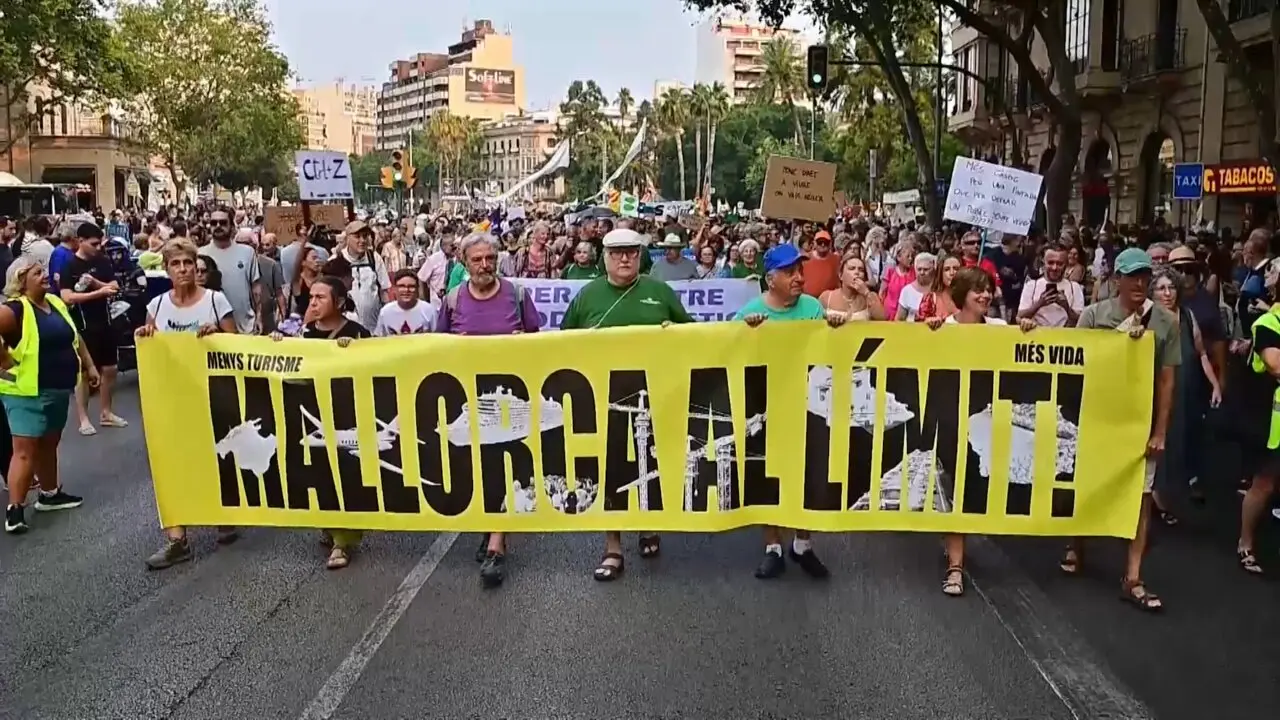 Archivo - Manifestaci&oacute;n del 26 de julio contra la masificaci&oacute;n tur&iacute;stica en Mallorca.