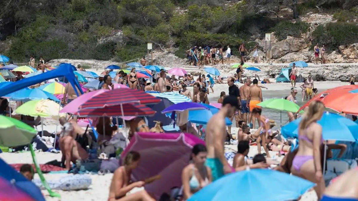 Archivo - Personas en una playa de Baleares.