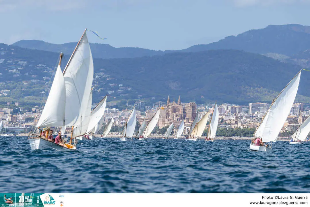 &raquo; El Cala Gentil, de Portocolom, navega en cabeza de la flota con la catedral de Mallorca al fondo. Foto: Laura G. Guerra.