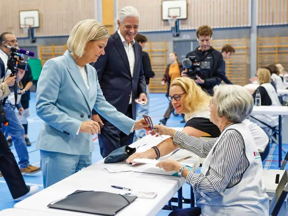 La l&iacute;der del Partido Socialdem&oacute;crata de Suecia, Magdalena Andersson, y su marido, Richard Friberg, votan en un colegio electoral en Nacka, Suecia, el 13 de septiembre de 2026. EFE/EPA/Stefan Jerrevang SWEDEN OUT.