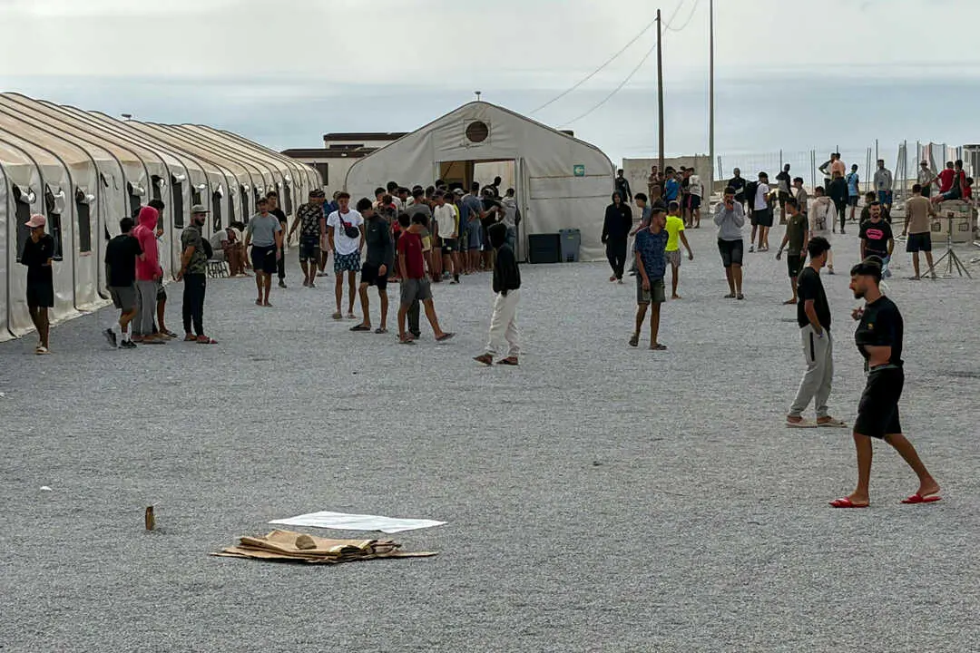 Migrantes en el nuevo campamento de Ceuta. EFE/Diego M&aacute;rquez.