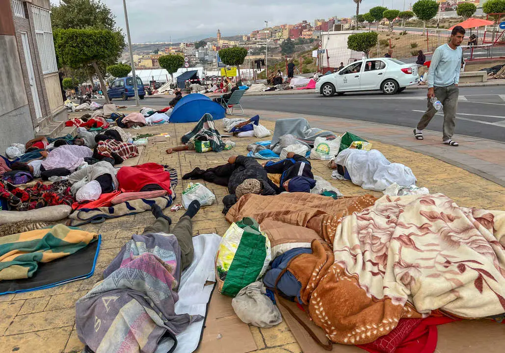 Migrantes duermen en las calles de Ceuta. EFE/ Reduan